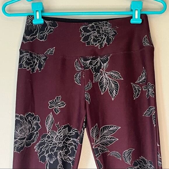 Maurices Maroon Floral In Motion Legging Size Small - Picture 3 of 11